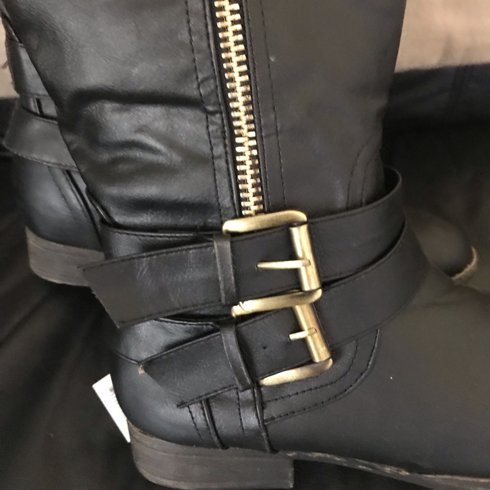 Low heel boots
